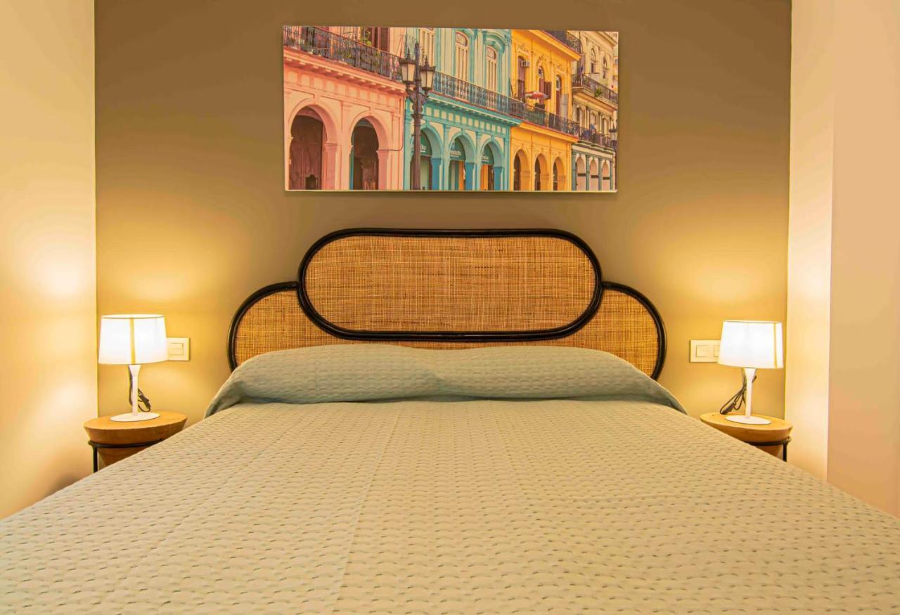 Apartamentos Leonor Малага Экстерьер фото